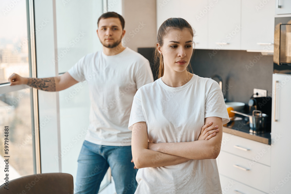 Obraz premium Emotional male and female quarreled in the kitchen