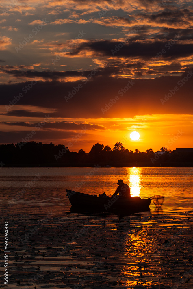 Łódka na jeziorze Drwęckim w Ostródzie