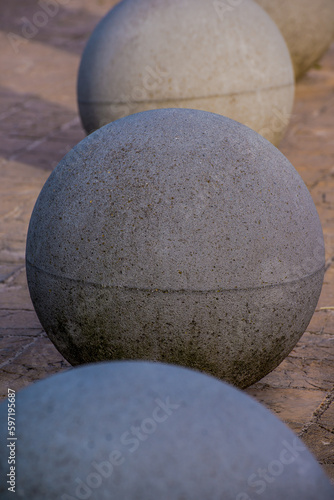 betonowe kule na deptaku