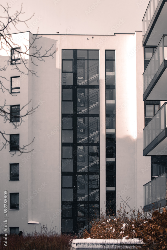 oszklona klatka schodowa budynku mieszkalnego w Gdańsku - obrazy, fototapety, plakaty 