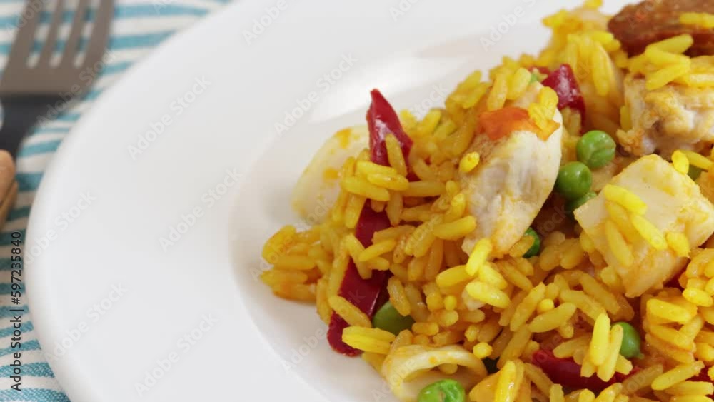 assiette de paella aux fruits de mer et poulet, en gros plan