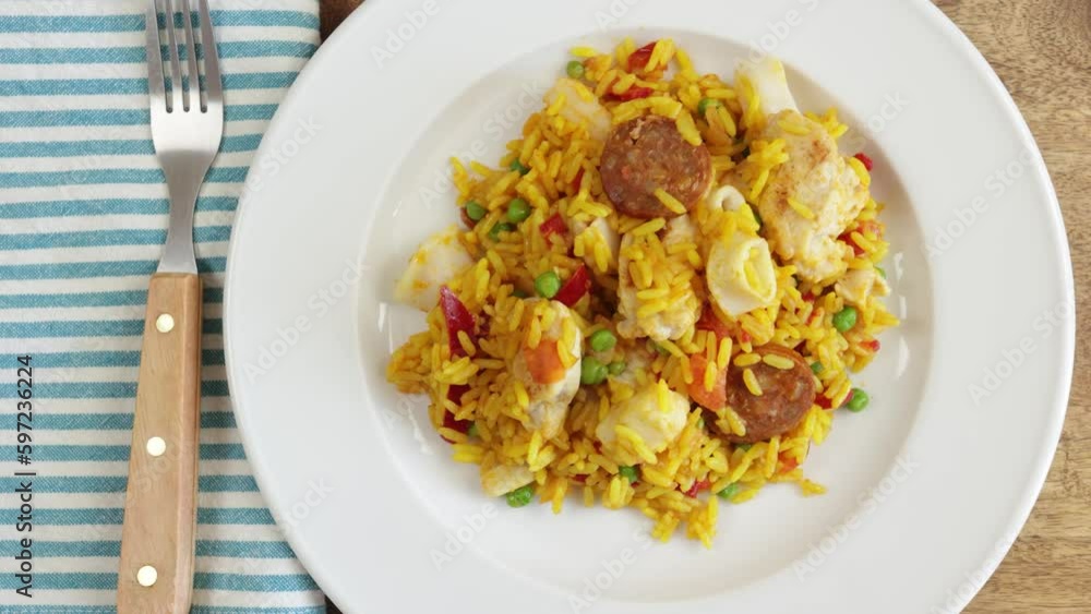 assiette de paella aux fruits de mer et poulet, en gros plan