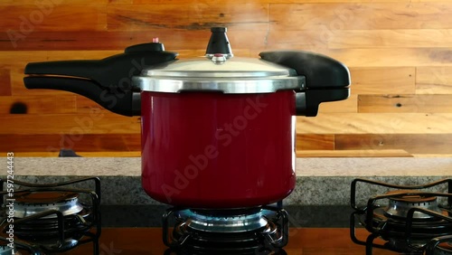 pressure cooker 