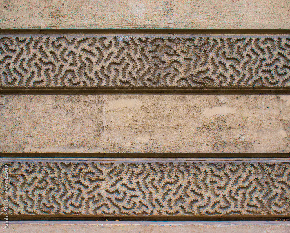 Frise bâtiment ancien haussmannien en pierre de taille (Paris, France)