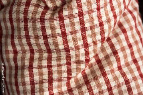 una bella stoffa quadrettata riveste un cuscino, stoffa di colore rosso e bianco
