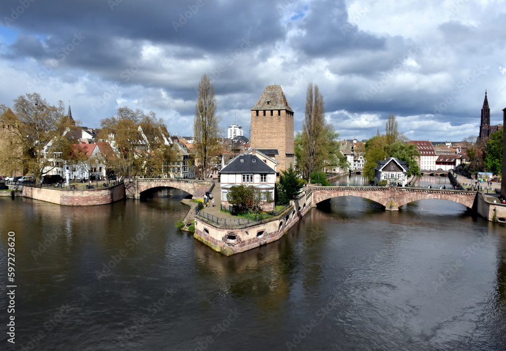 Obraz premium Barage Vauban in Straßburg im Frühling