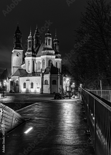 Katedra pw. Piotra i Pawła w Poznaniu widok z mostu Jordana nocą
