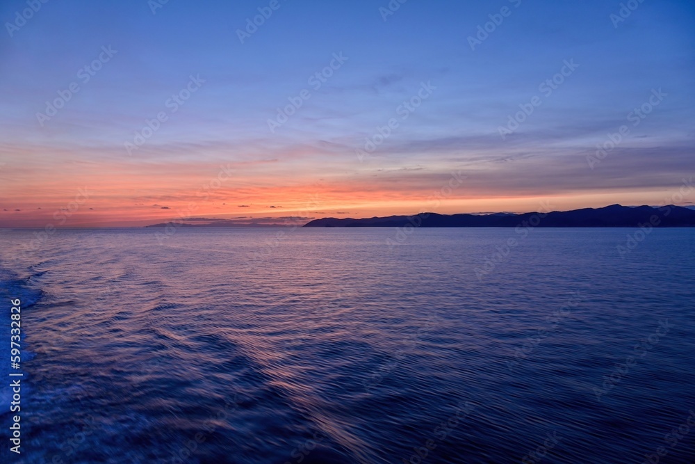 津軽海峡上で見た幻想的なブルーモーメント情景