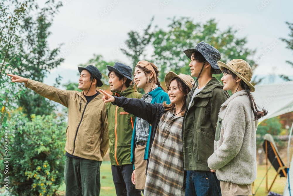 アウトドア系の遊び・登山・キャンプをする男女のキャンパー
