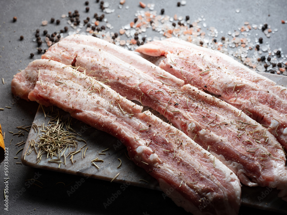 Raw pork belly, whole pepper and coarse salt	