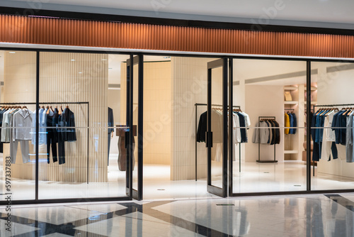 Obraz na płótnie clothes store in shopping mall w salonie