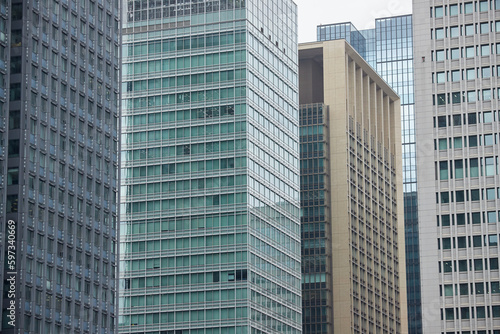 東京都の高層オフィスビルの外壁の風景