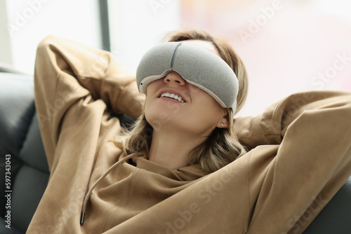 Cuadro en lienzo Relaxed woman enjoys eye massage wearing special goggles