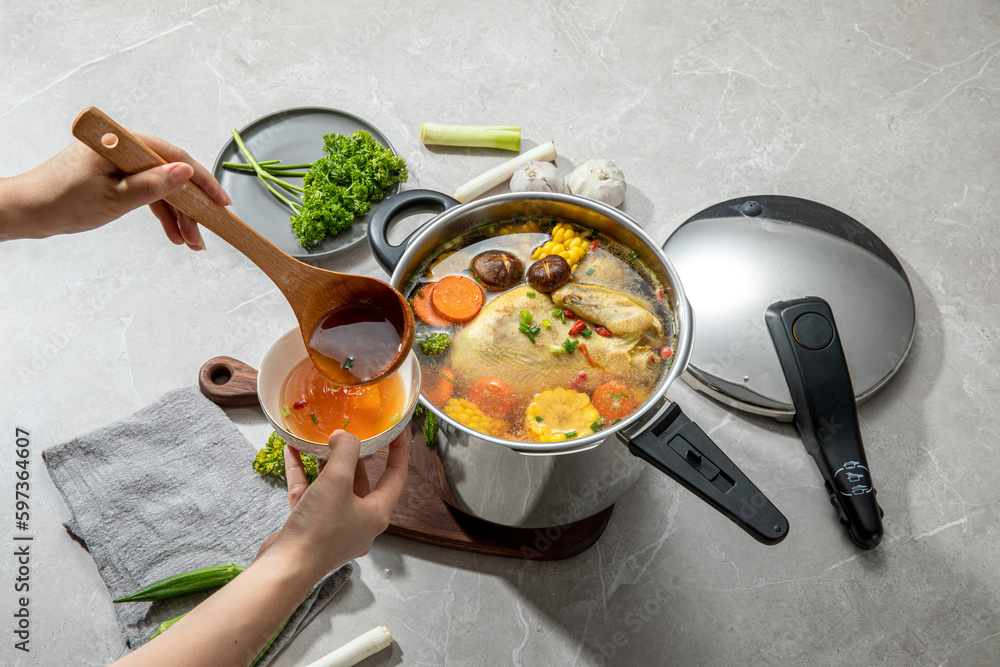 Foto de The scene of using a pressure cooker to make soup and cook