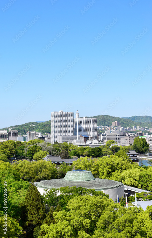 Fototapeta premium ひろしま美術館と広島の街並み（2023年4月27日撮影）