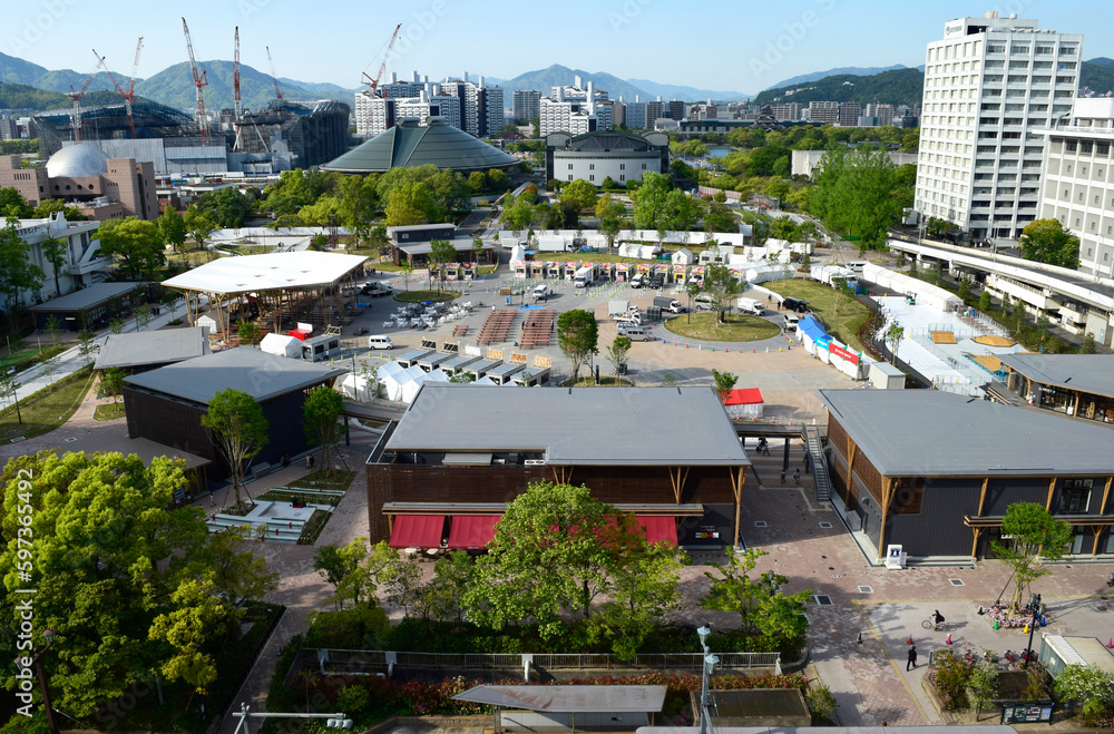 ひろしまゲートパーク（旧広島市民球場跡地）と広島市の街並み：2023年4月27日撮影