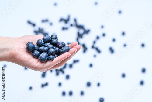 Niebieskie jagody borówki amerykańskiej trzymane w ręce 