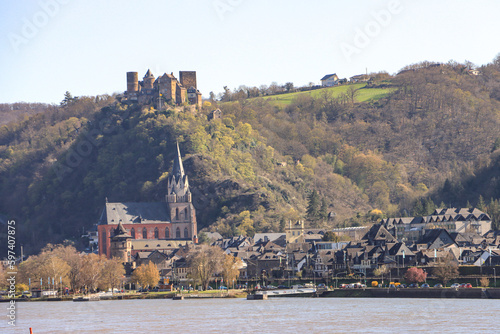 Romantisches Mittelrheintal; Blick auf Oberwesel mit Burg Schönburg und Liebfrauenkirche photo