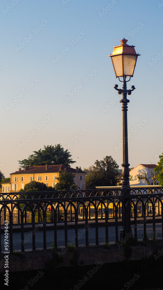 Balade dans la ville de Villeneuve-sur-Lot, pendant une journée de printemps ensoleillée