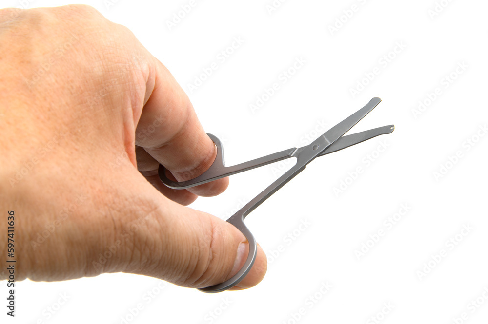 手に持った鼻毛切り鋏