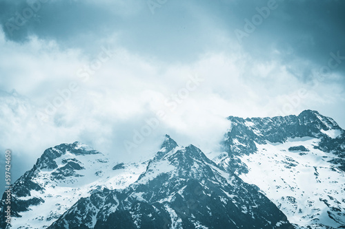 Luce della sera su alcune cime innevate dell'alta valle Gesso (Cuneo, Piemonte, Italia)