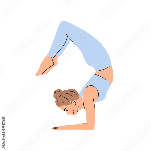 Femme qui fait une posture d'√©quilibre de yoga