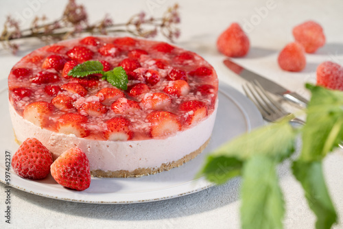 ホールのいちごのレアチーズケーキ