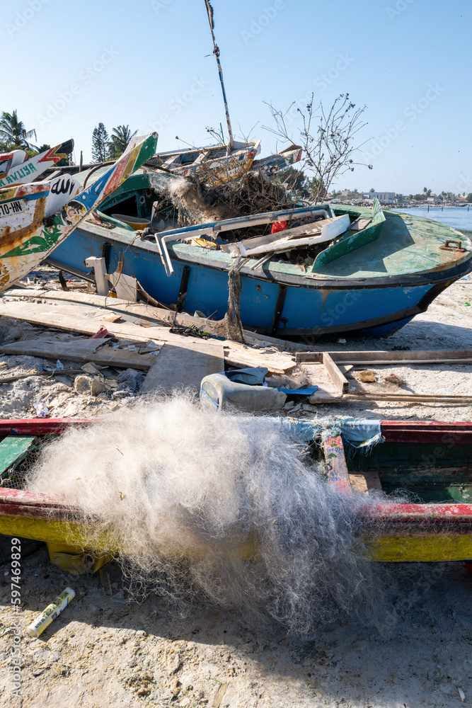 Cimetière de bateaux sur une plage de Dakar au Sénégal en Afrique