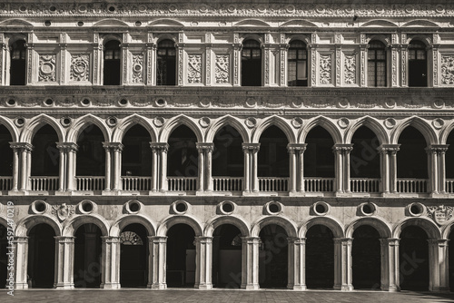 Foto Columns with arches at Palazzo Ducale or Doge's Palace in Venice, Italy