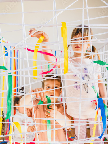 Juego montessori libre, cuerdas y cintas