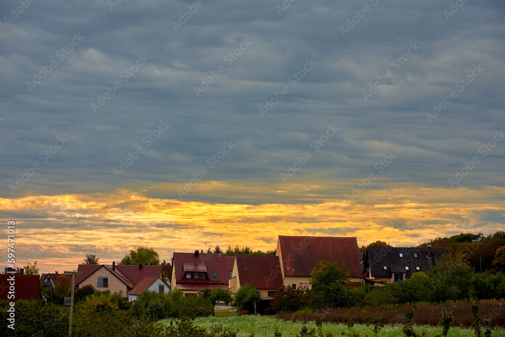 Bizarrer Sonnenuntergang über ländlicher Ortschaft Bizarrer Sonnenuntergang über ländlicher Ortschaft