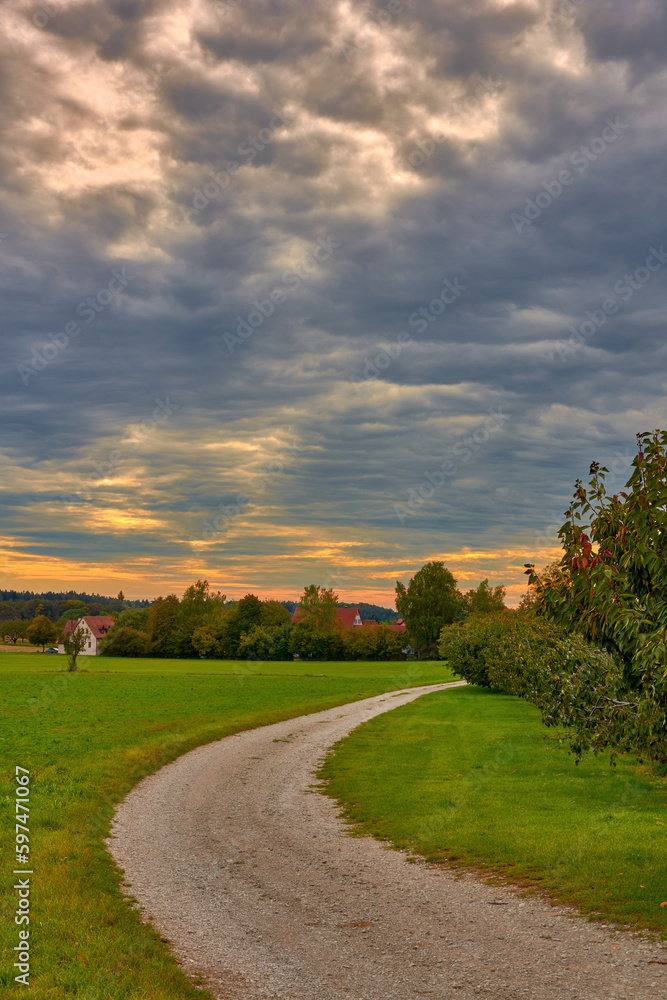 Außergewöhnlicher Sonnenuntergang über ländlicher Gegend Außergewöhnlicher Sonnenuntergang über ländlicher Gegend