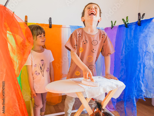 niños jugando a juego de roles dentro de cubo 