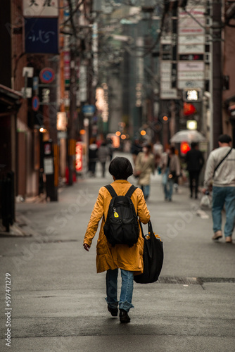 Woman walking on the streets of Kyoto © Felipe