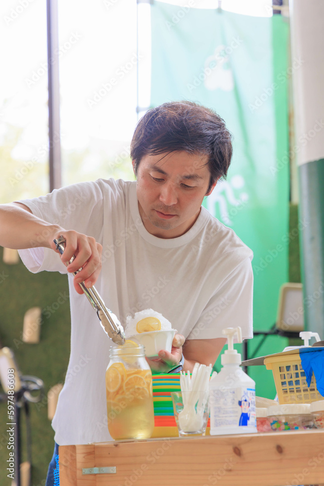 夏場のイベントでかき氷を作る男性 夏場のイベントでかき氷を作る男性