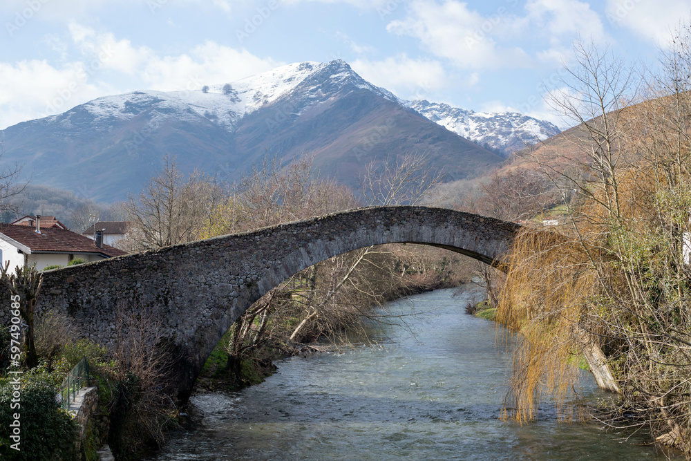 Saint-Etienne-de-Baigorry, Pont Romain au Pays Basque qui passe au dessus de l'eau avec des montagnes en fond