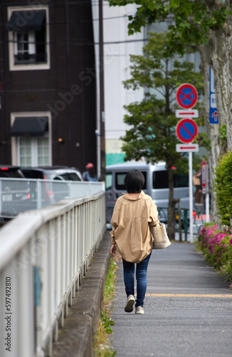 Wallpaper Mural 街の道路で歩く一人の女性の姿 Torontodigital.ca
