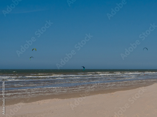 Kitesurf vue d'une plage de sable