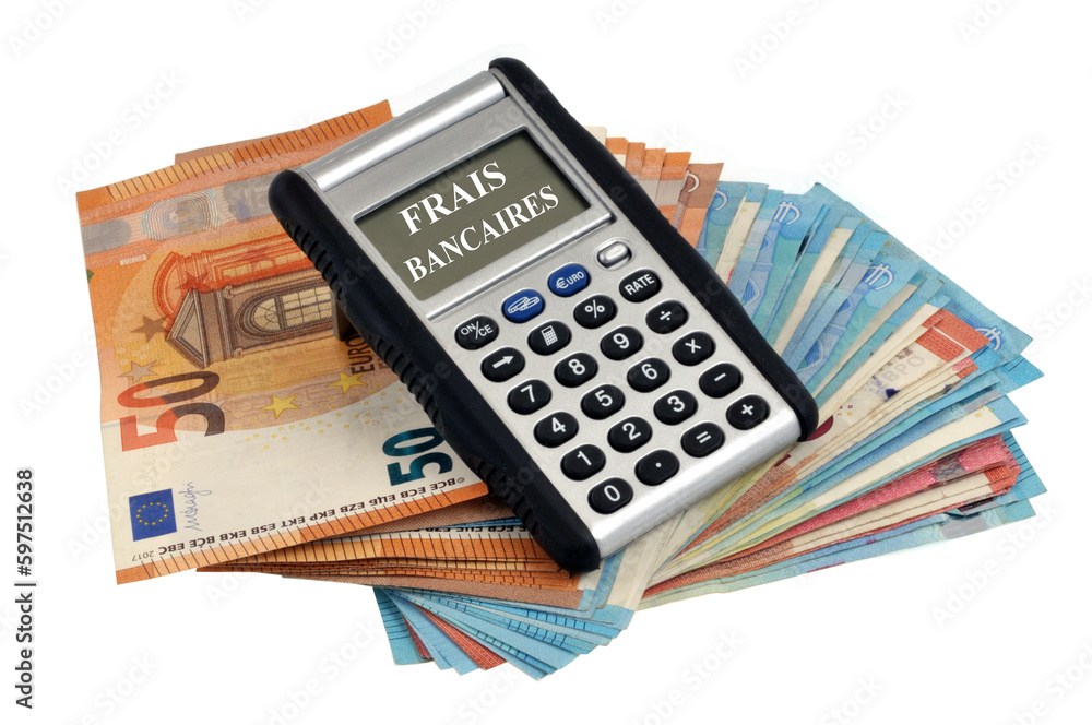 Concept de frais bancaires avec une calculatrice posée sur des billets de banque en euros sur fond blanc