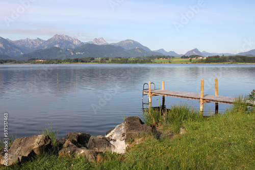 Ruhiger See mit Bergen im Hintergrund