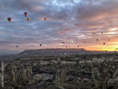 spettacolo delle mongolfiere in Cappadocia quando partono all'alba