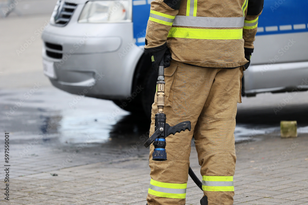 Funkcjonariusz straży pożarnej podczas akcji ratunkowej przy wypadku samochodowym. Straż ogniowa.  - obrazy, fototapety, plakaty 