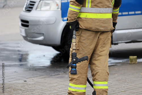 Funkcjonariusz straży pożarnej podczas akcji ratunkowej przy wypadku samochodowym. Straż ogniowa. 
