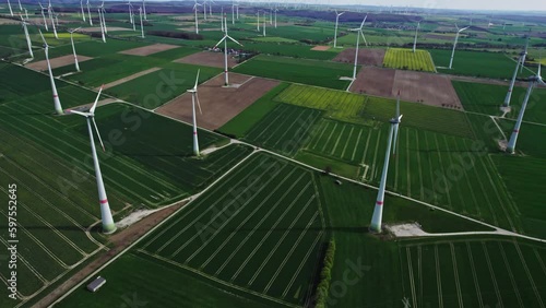 Windpark bei Sonnenschein