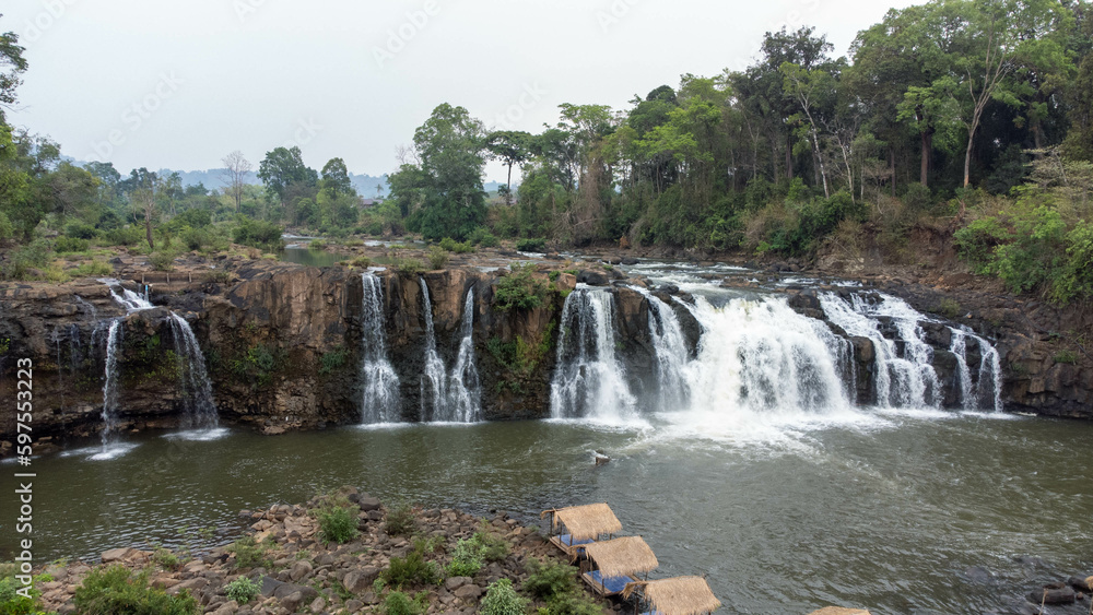 Fototapeta premium waterfall in the forest