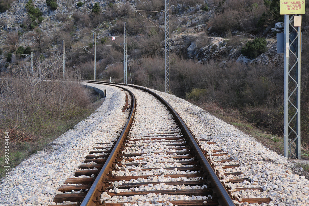 Obraz premium 左に曲がる鉄道の線路