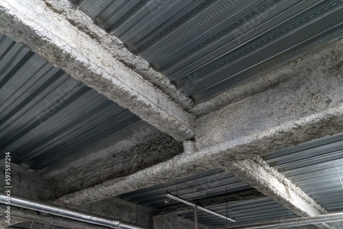 建物の鉄骨を覆うアスベスト