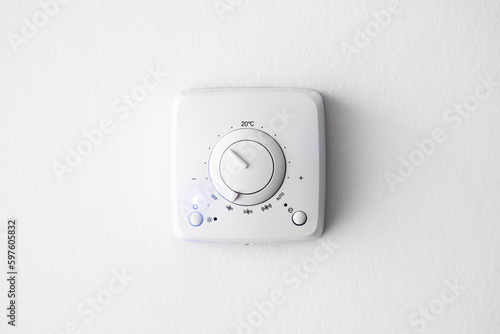 Foto thermostat climate control, close-up view, white background