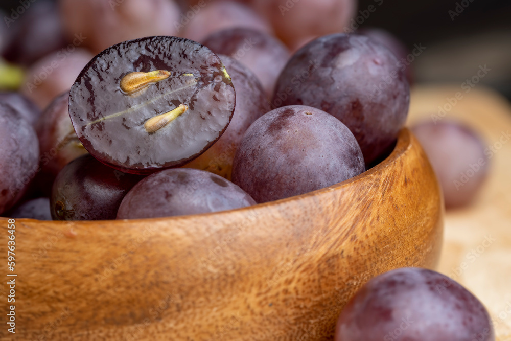 Obraz premium Ripe blue grapes on the kitchen table