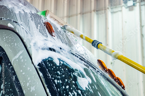 Obraz na płótnie A bustling truck maintenance shop, providing comprehensive truck wash services and expert repair solutions for both trucks and trailers. w salonie